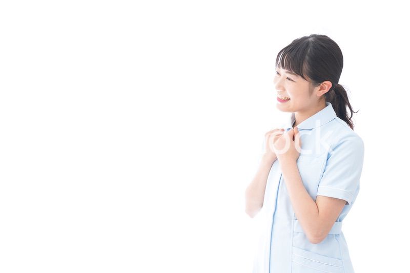 ガッツポーズをする若い看護師