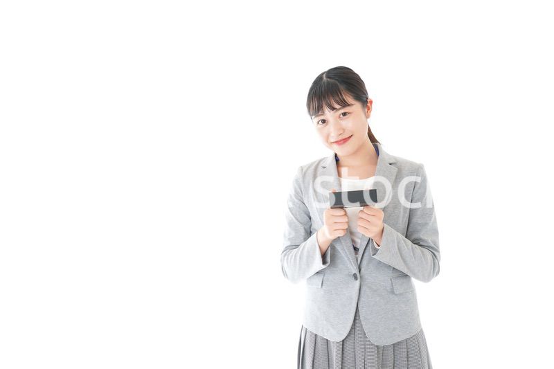 プレゼントを渡す若いビジネスウーマン