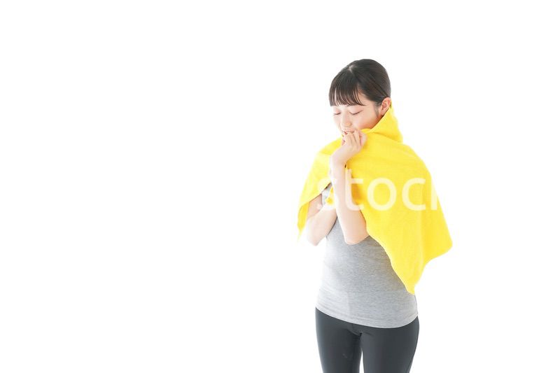 ジムでシャワーを浴びる若い女性