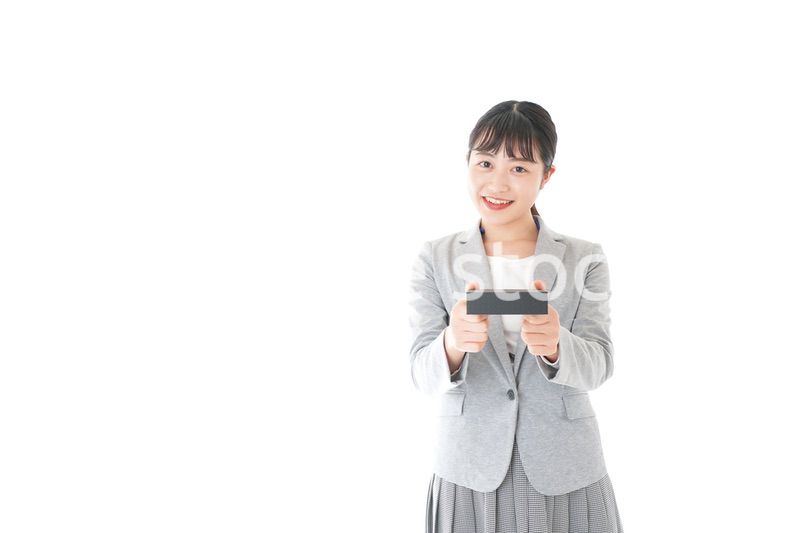 プレゼントを渡す若いビジネスウーマン