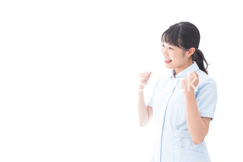 ガッツポーズをする若い看護師