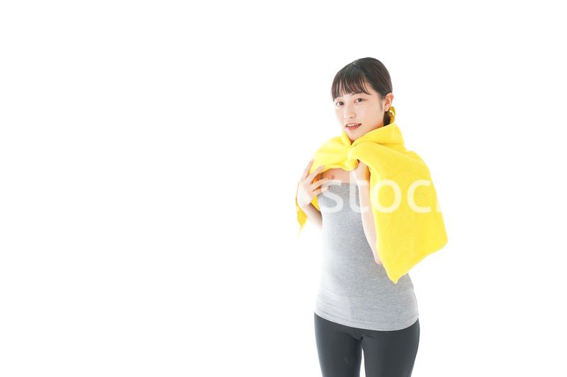 ジムでシャワーを浴びる若い女性