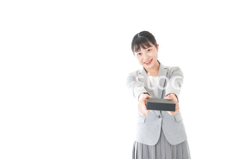 プレゼントを渡す若いビジネスウーマン