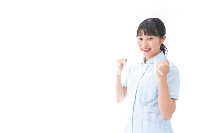 ナース服を着た若い笑顔の看護師