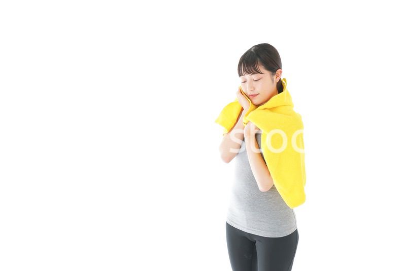 ジムでシャワーを浴びる若い女性