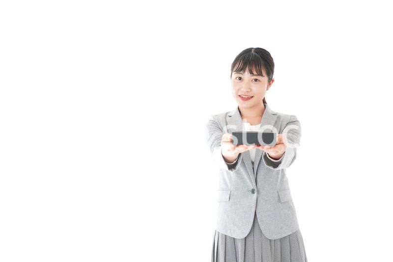 プレゼントを渡す若いビジネスウーマン