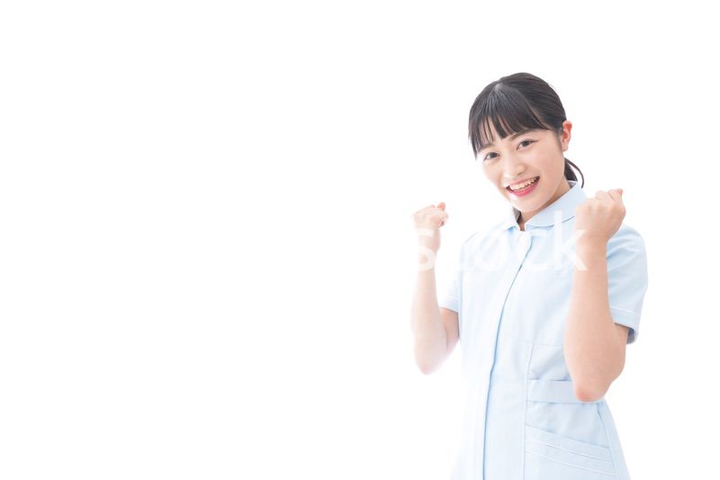 ガッツポーズをする若い看護師
