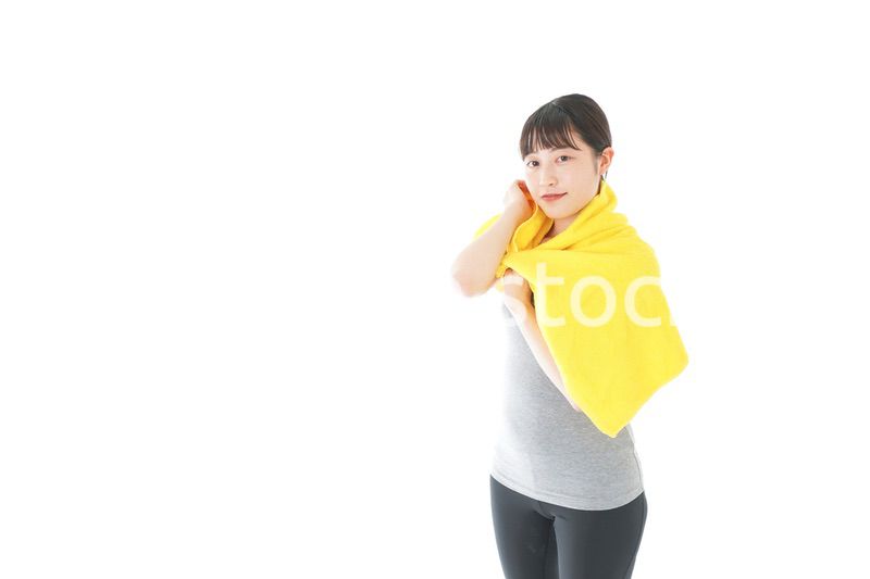 ジムでシャワーを浴びる若い女性