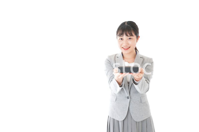 プレゼントを渡す若いビジネスウーマン