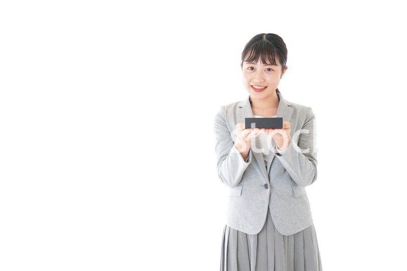 プレゼントを渡す若いビジネスウーマン