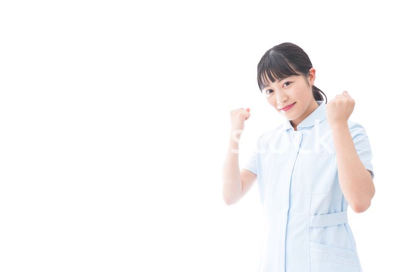 ガッツポーズをする若い看護師