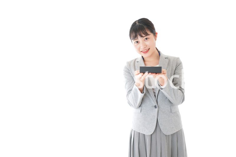 プレゼントを渡す若いビジネスウーマン