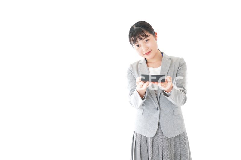 プレゼントを渡す若いビジネスウーマン