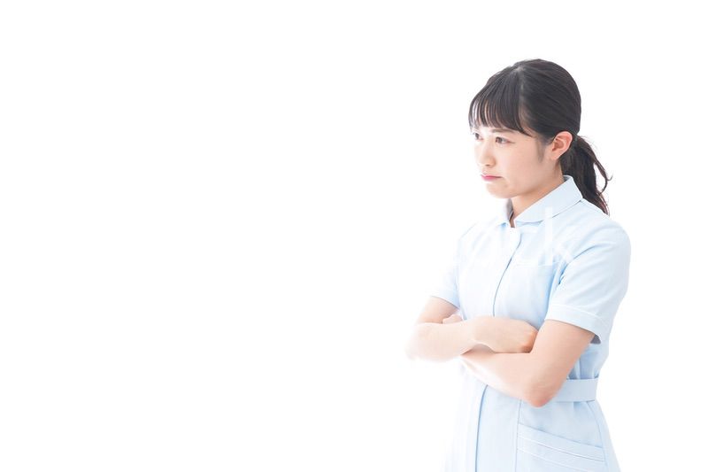 怒りを感じる若い看護師
