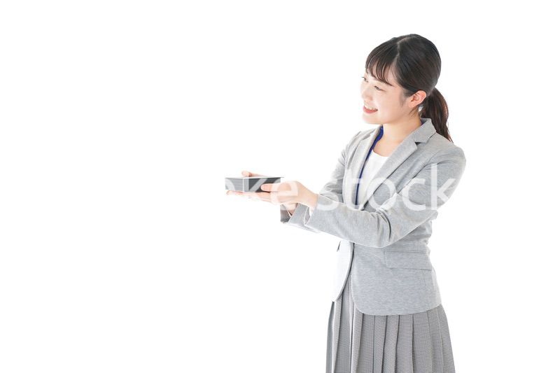 プレゼントを渡す若いビジネスウーマン