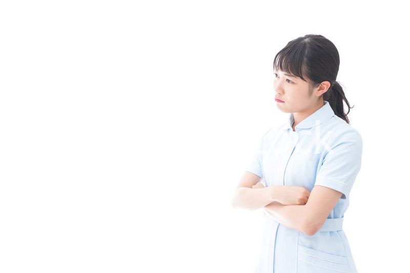 怒りを感じる若い看護師