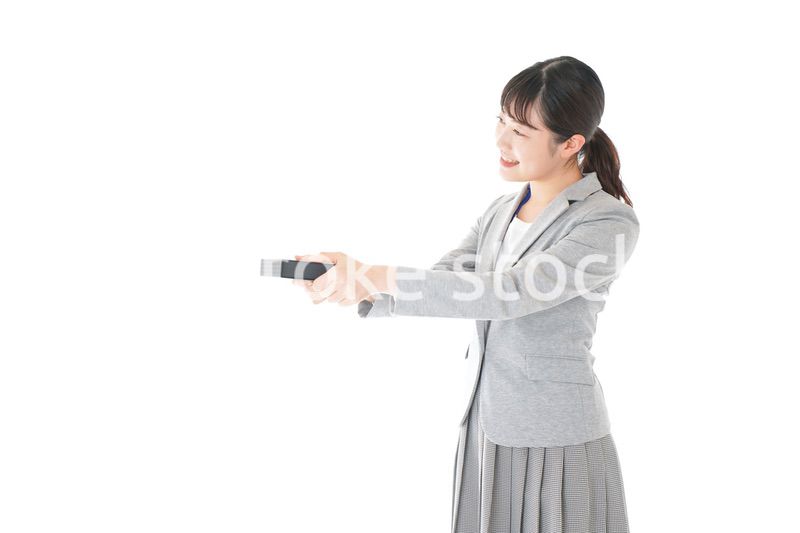 プレゼントを渡す若いビジネスウーマン