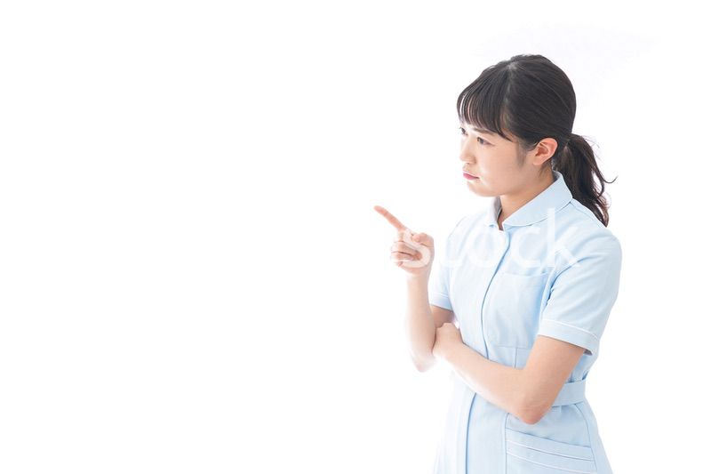 ナース服を着た若い笑顔の看護師