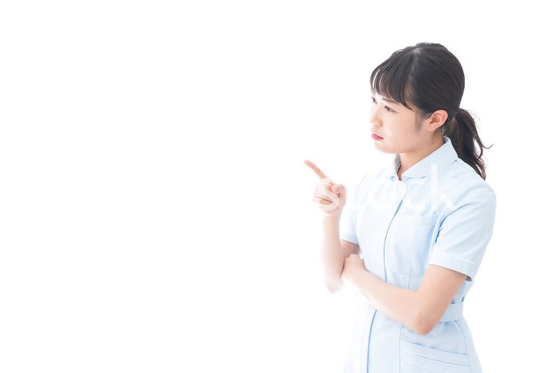 怒りを感じる若い看護師