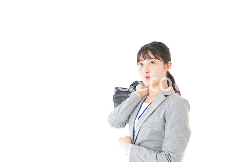 外回り営業をする若いキャリアウーマン