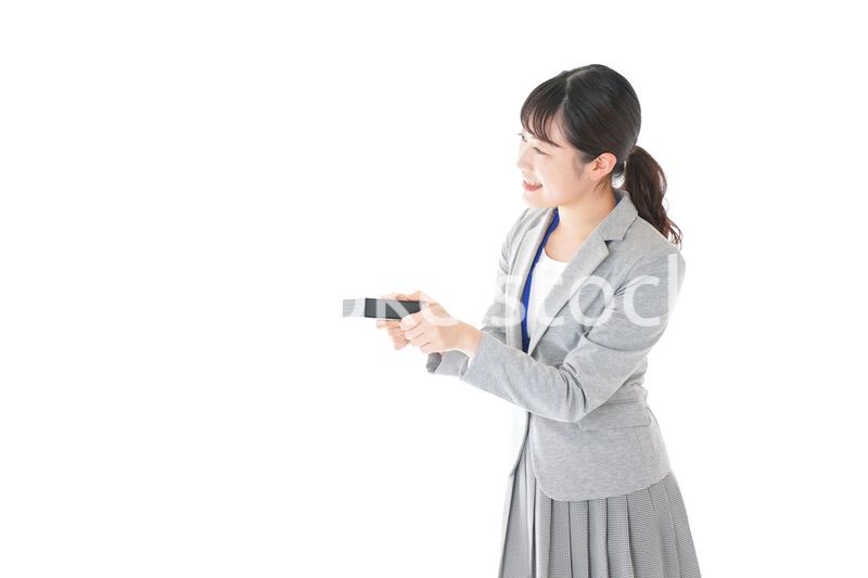 プレゼントを渡す若いビジネスウーマン