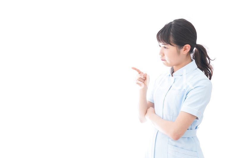 怒りを感じる若い看護師