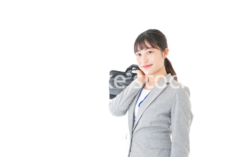 外回り営業をする若いキャリアウーマン