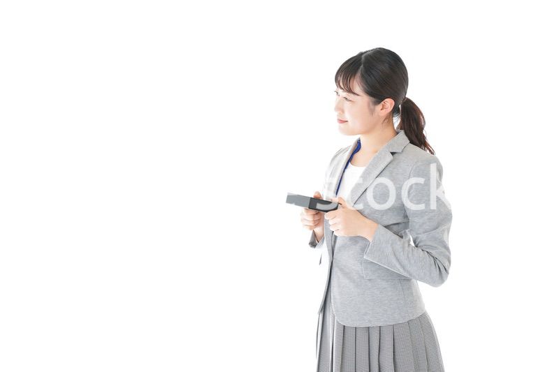 プレゼントを渡す若いビジネスウーマン