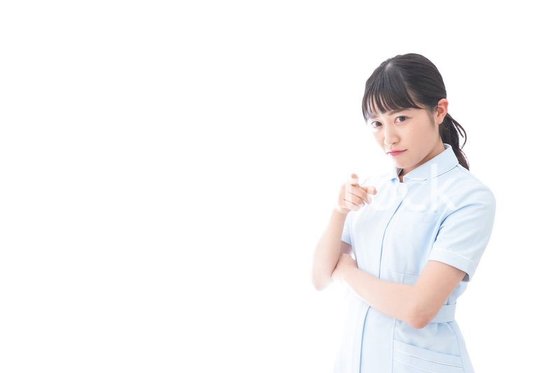 怒りを感じる若い看護師