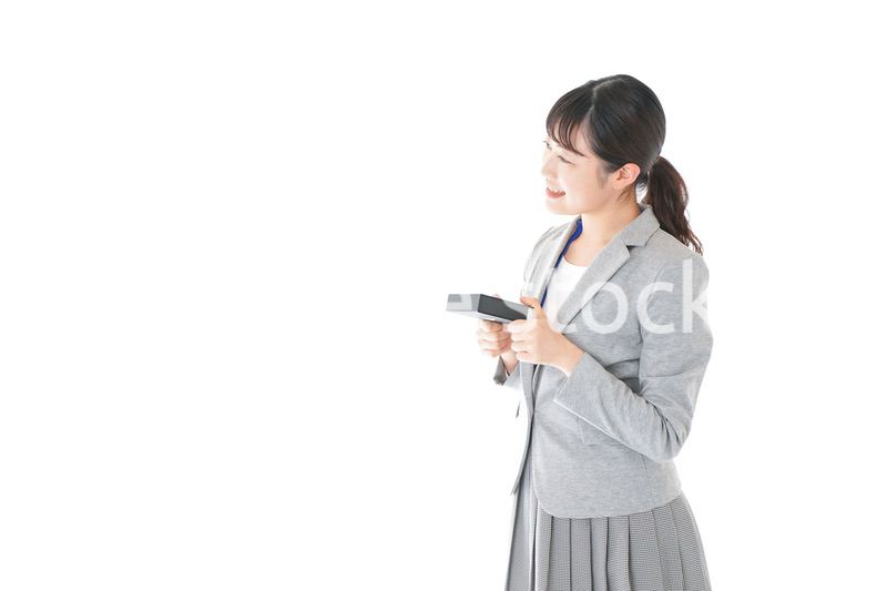 プレゼントを渡す若いビジネスウーマン