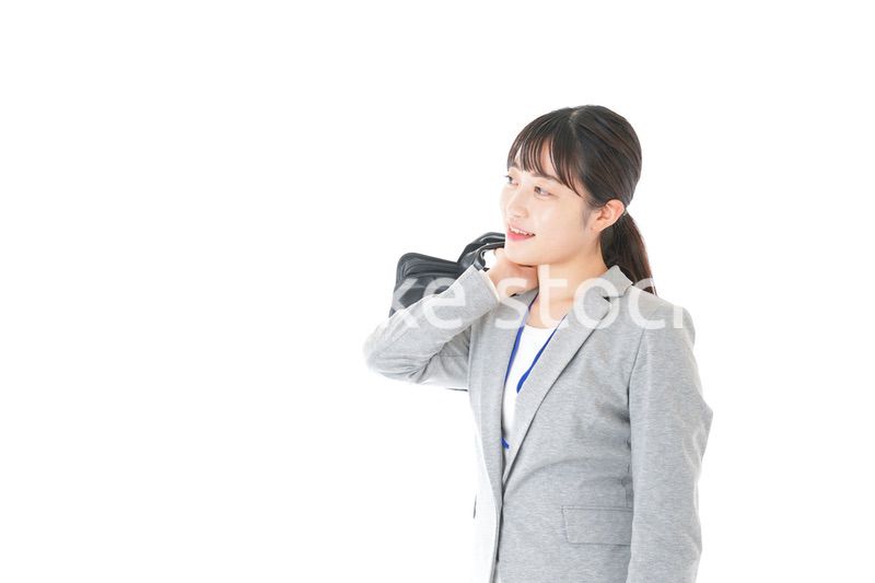 外回り営業をする若いキャリアウーマン