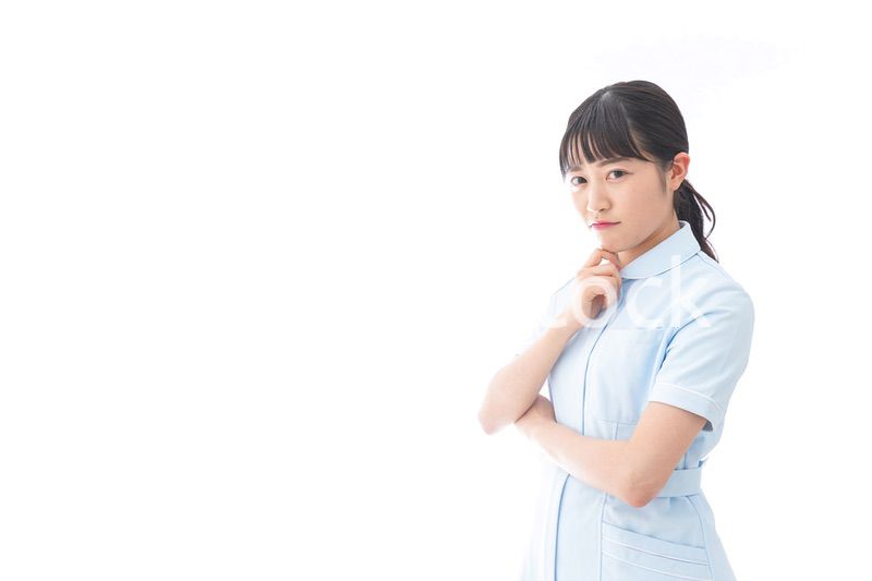 ナース服を着た若い笑顔の看護師