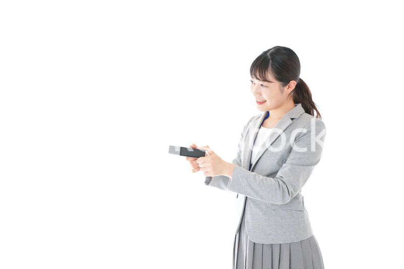 プレゼントを渡す若いビジネスウーマン