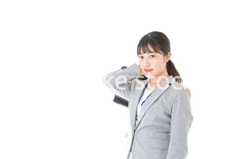 外回り営業をする若いキャリアウーマン