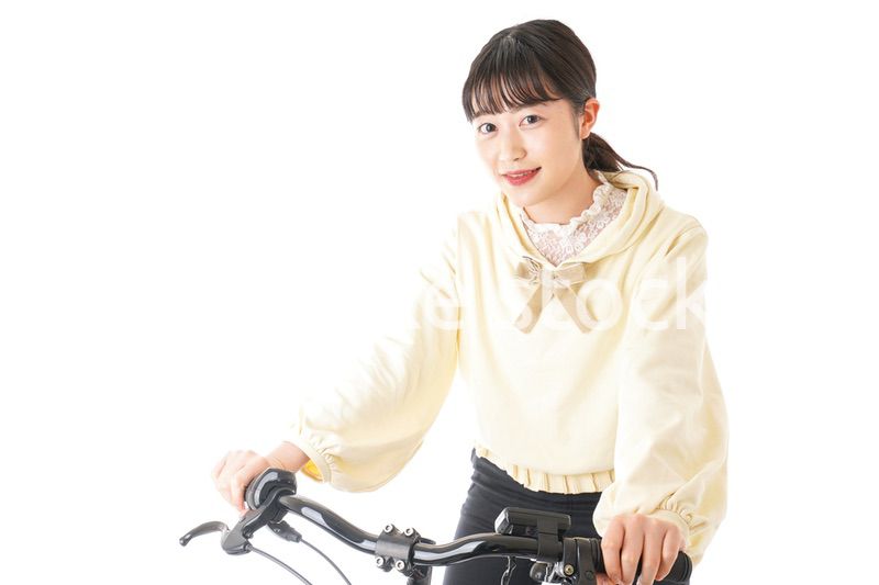 自転車を運転する若い女性