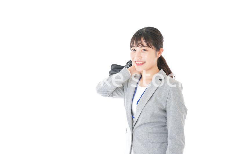 外回り営業をする若いキャリアウーマン