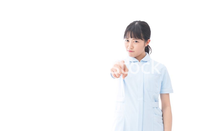 怒りを感じる若い看護師