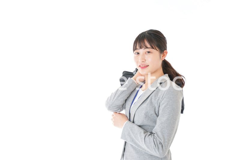 外回り営業をする若いキャリアウーマン