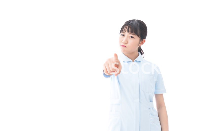怒りを感じる若い看護師