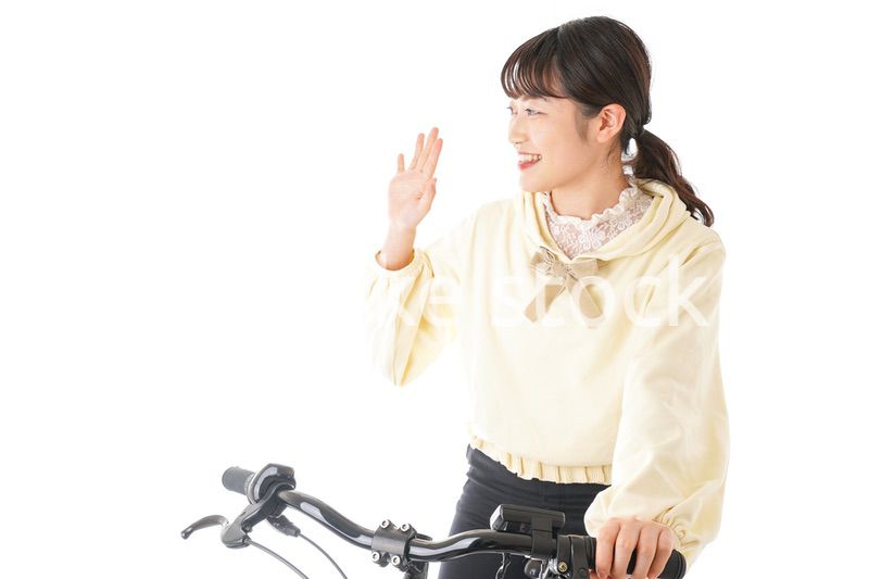 自転車を運転する若い女性