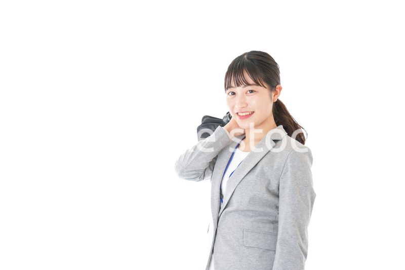 外回り営業をする若いキャリアウーマン