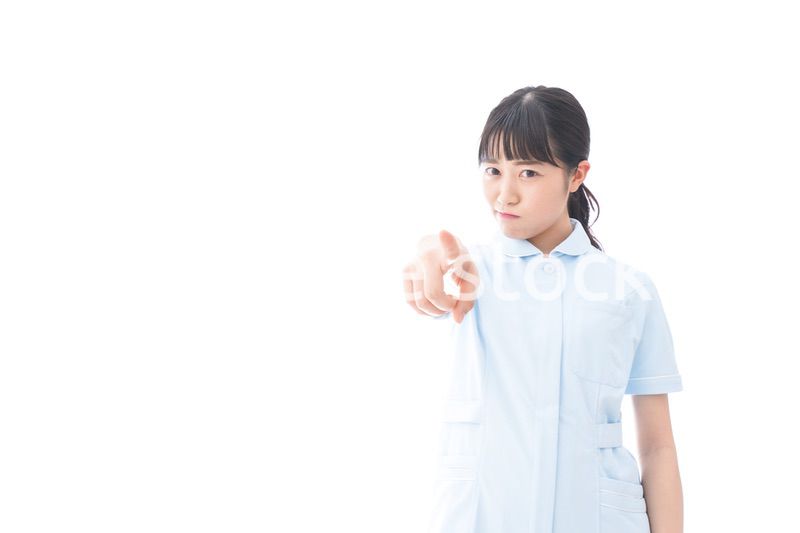 怒りを感じる若い看護師