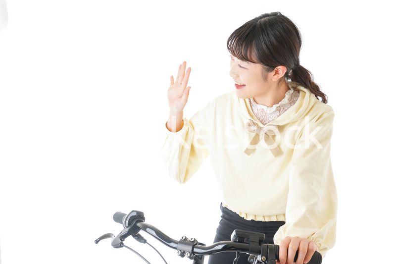 自転車に乗る若い女性