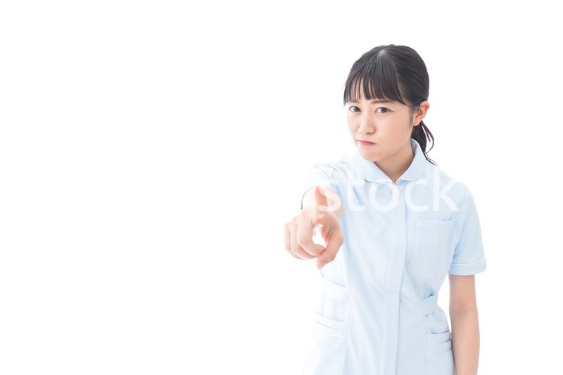 怒りを感じる若い看護師
