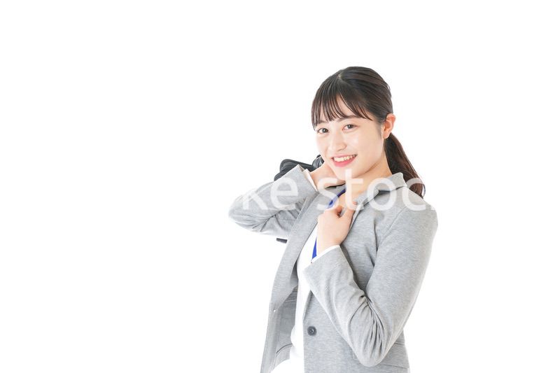 外回り営業をする若いキャリアウーマン