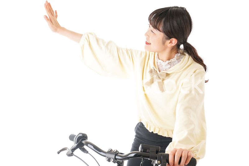 自転車を運転する若い女性