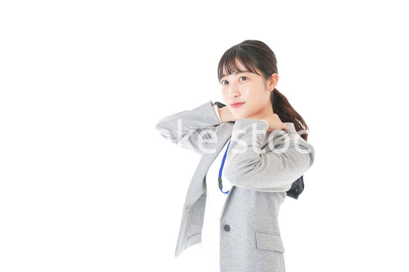 外回り営業をする若いキャリアウーマン