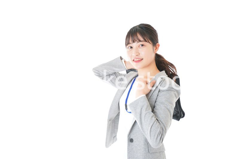 外回り営業をする若いキャリアウーマン