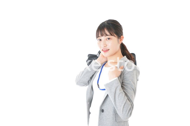 外回り営業をする若いキャリアウーマン