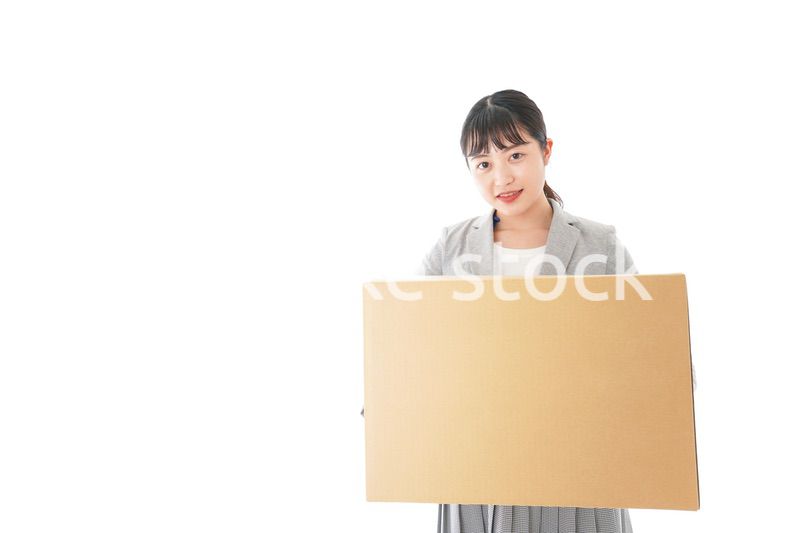 荷物を運ぶ若いビジネスウーマン